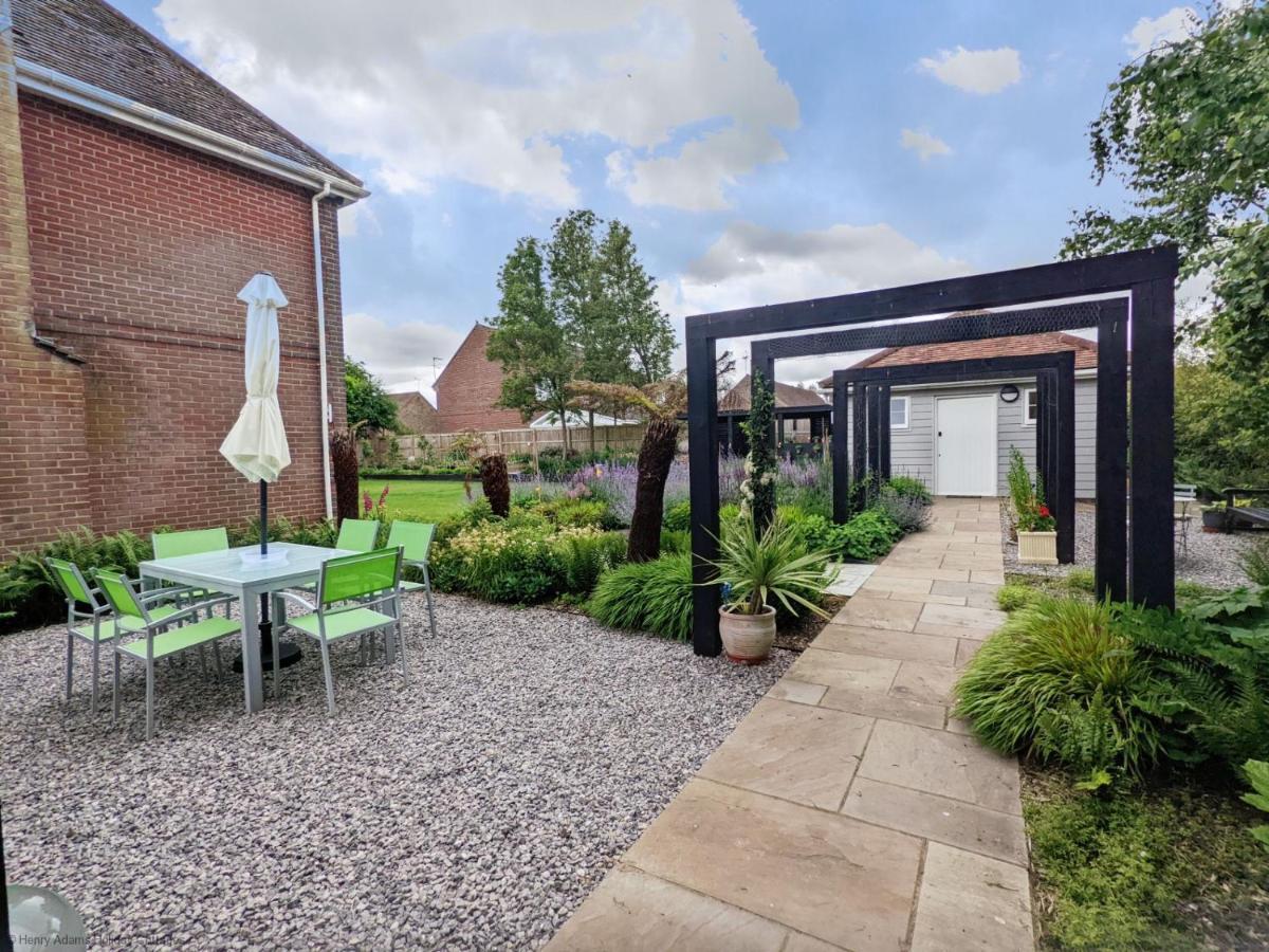 Little Maplewood, Tangmere Buitenkant foto