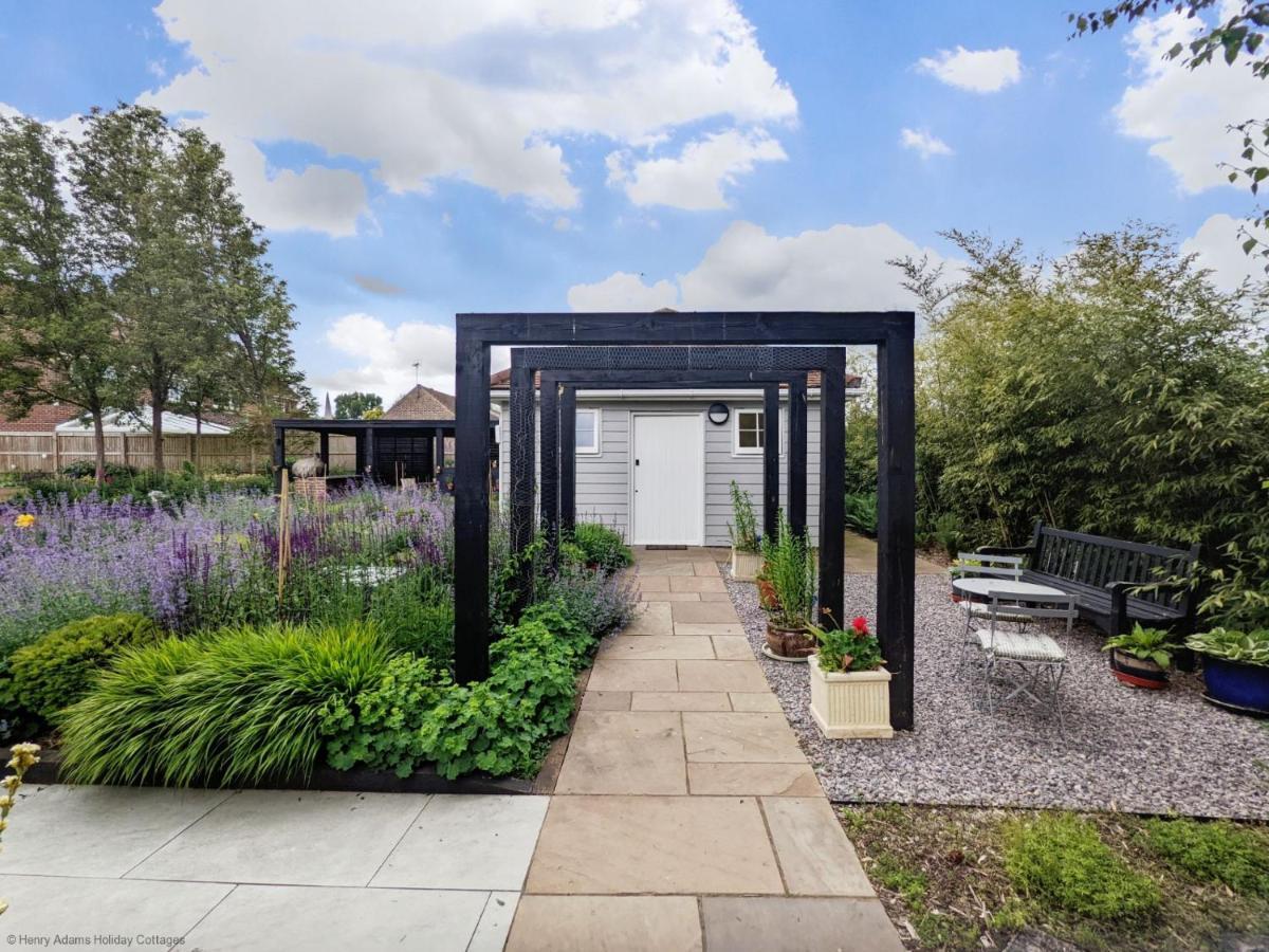 Little Maplewood, Tangmere Buitenkant foto
