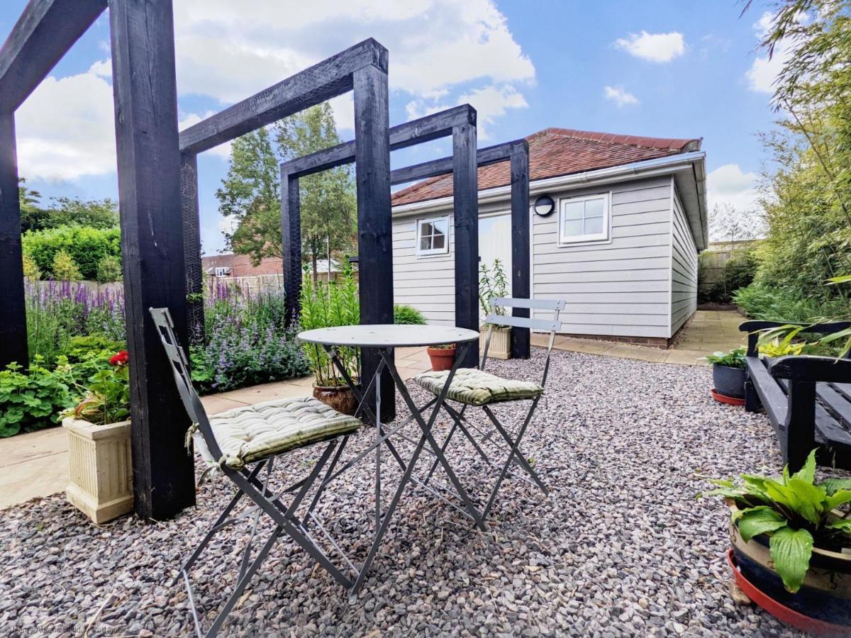 Little Maplewood, Tangmere Buitenkant foto